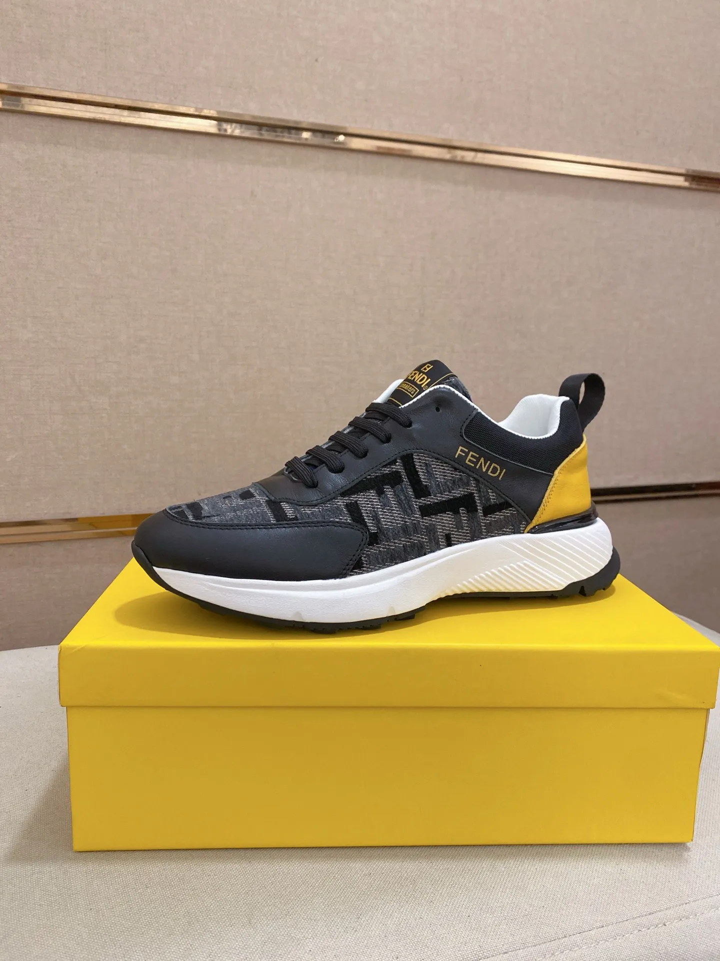 Men's shoes 💰 462💰 (FENDI) New style 👊🏻 upper 🇮🇹 imported cowhide fabric 🇩🇪 lining imported sheepskin lining. The original outsole is molded to highlight the identity of every man, and the upper foot is stable and stable🚶🏻🚶🏻The high-end custom counters reproduce the original version📯No matter the wind or rain, the shoe last remains unchanged and can withstand the verification of time🔍️,🔵 Size: 38-44 (45 is custom-made and cannot be returned or exchanged